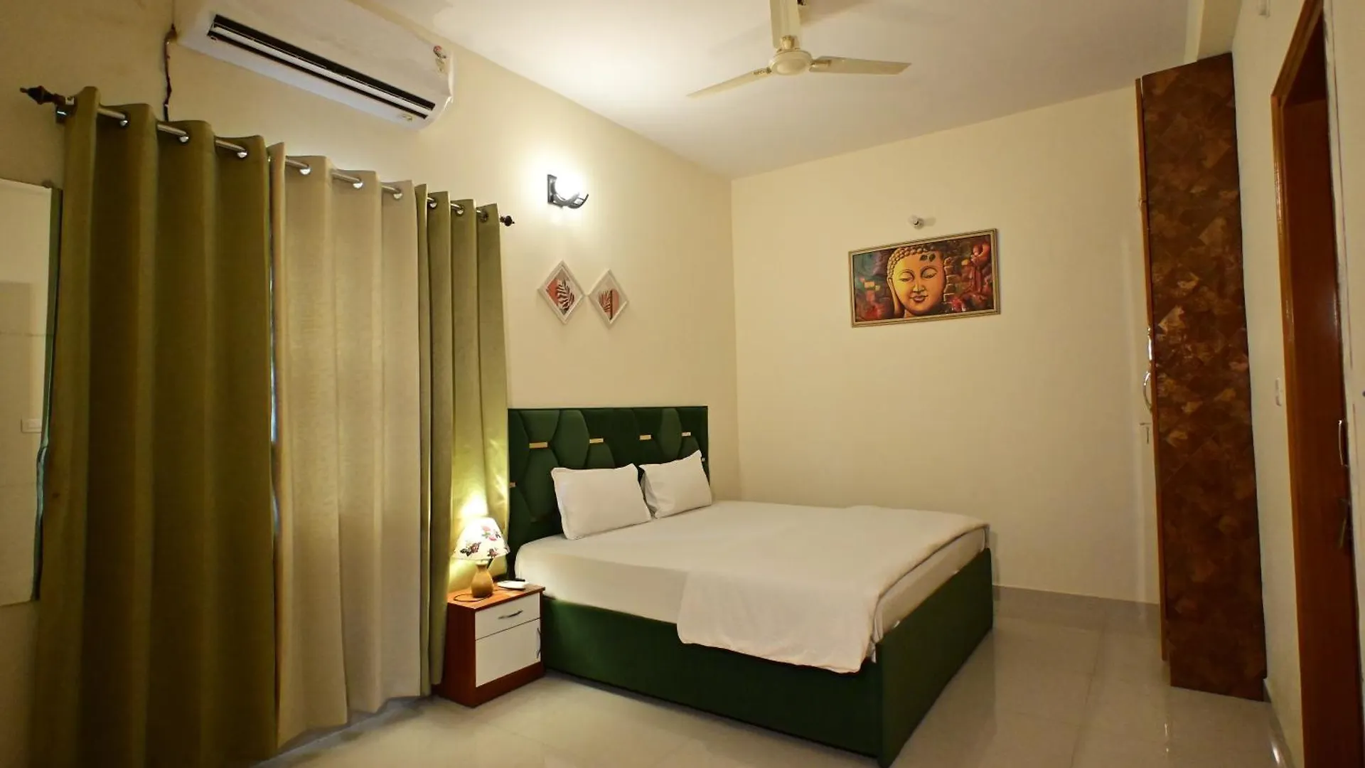 Zoomstay - 3Bhk Apartments Varanasi