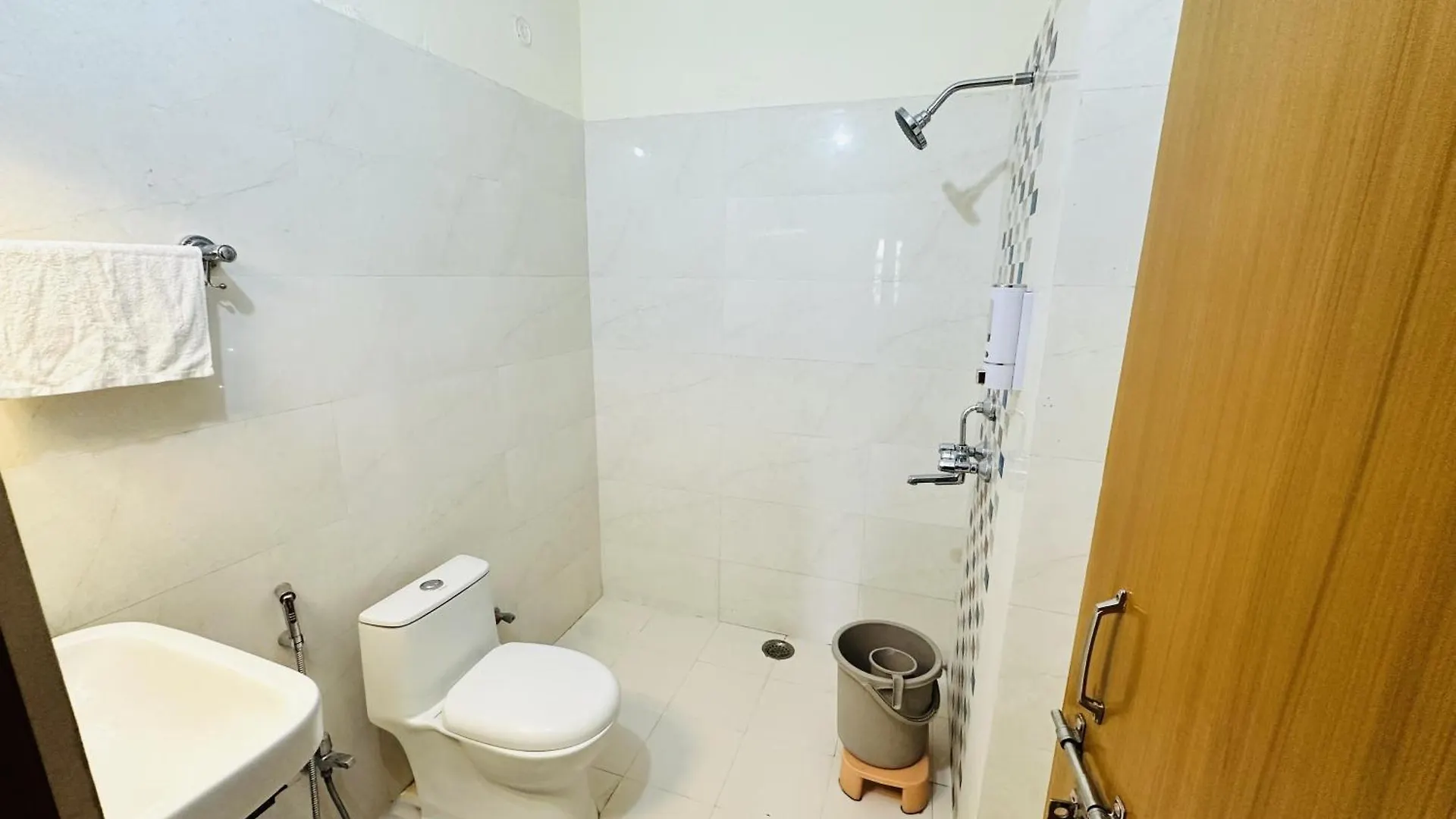 Zoomstay - 3Bhk Apartments Varanasi